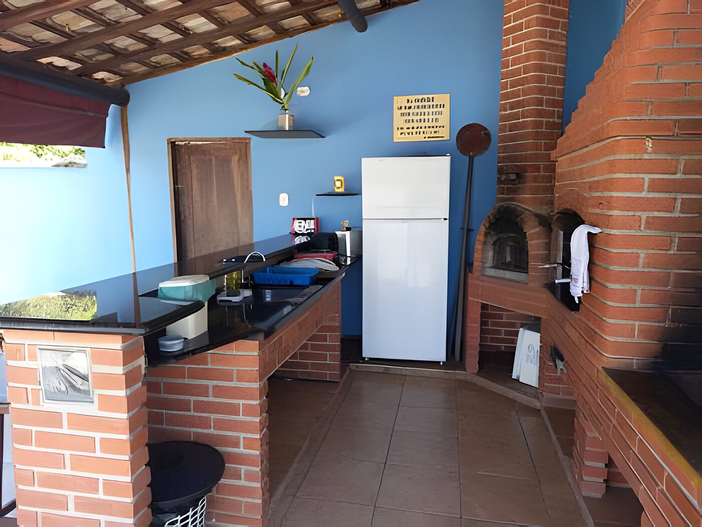 Cozinha coletiva com churrasqueira de tijolo