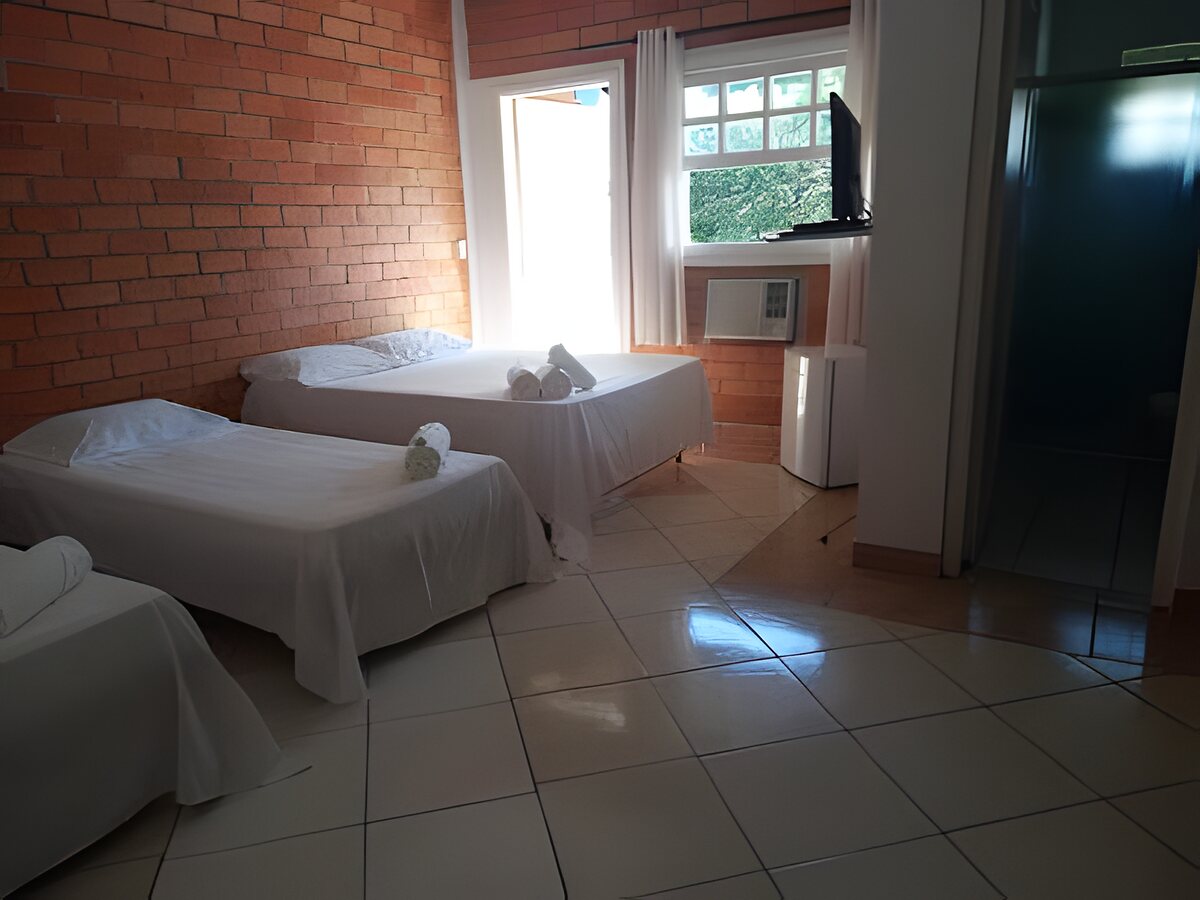 Quarto com duas camas de solteiro, ar-condicionado e TV