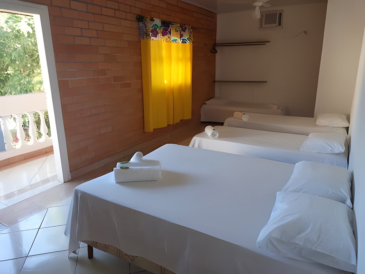Quarto família com cama de casal e camas de solteiro